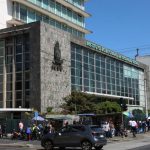 Daniel Noboa asume la presidencia con el reto urgente de salvar la seguridad social en Ecuador