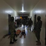 Trasladan a 26 presos en Ecuador por alerta criminal