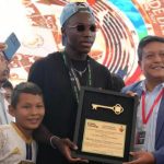 Moisés Caicedo recibió las llaves de la ciudad en Santo Domingo