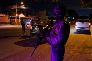 Muertes violentas bajan 28% en Ecuador tras toque de queda, según el Gobierno