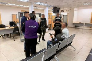 Caen 13 tramitadores en operativos en el Registro Civil en Ecuador