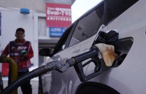 Noboa reforma el sistema de fijación del precio de la gasolina en Ecuador para reducir el impacto de la volatilidad internacional