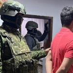 Militares detienen a presunto operador financiero de la mafia albanesa en Ecuador Este contenido ha sido publicado originalmente por EL COMERCIO. Si vas a hacer uso del mismo, por favor, cita la fuente y haz un enlace hacia la nota original en la dirección: https://www.elcomercio.com/actualidad/seguridad/militares-detienen-presunto-operador-financiero-mafia-albanesa-ecuador/