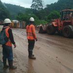 Vía Alóag–Santo Domingo registra deslizamientos y mantiene paso controlado en tres puntos