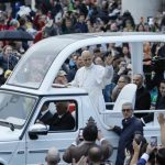El papa León XIV vuelve a subir al papamóvil tras su operación