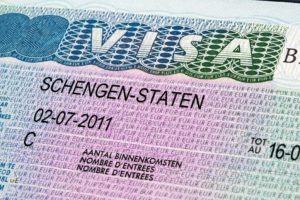 Canciller confía en que los ecuatorianos podrán viajar sin visa Schengen a Europa